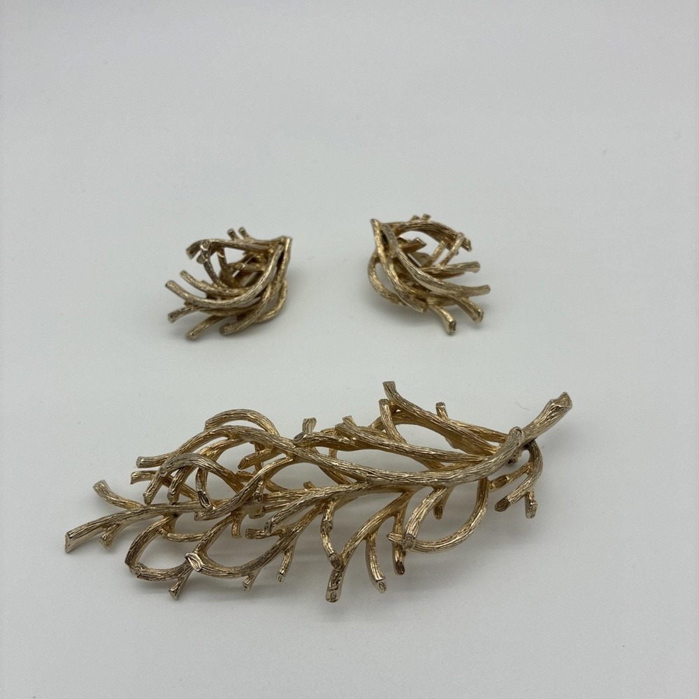 Capri Signed Jewelry Set Vintage Gold Tone Branch Coral Brooch Clip On Earrings